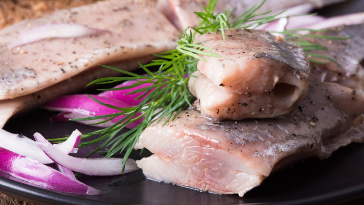 Чем заменить сельдь в салатах и закусках: шеф-повар назвала 4 рыбных альтернативы на любой вкус