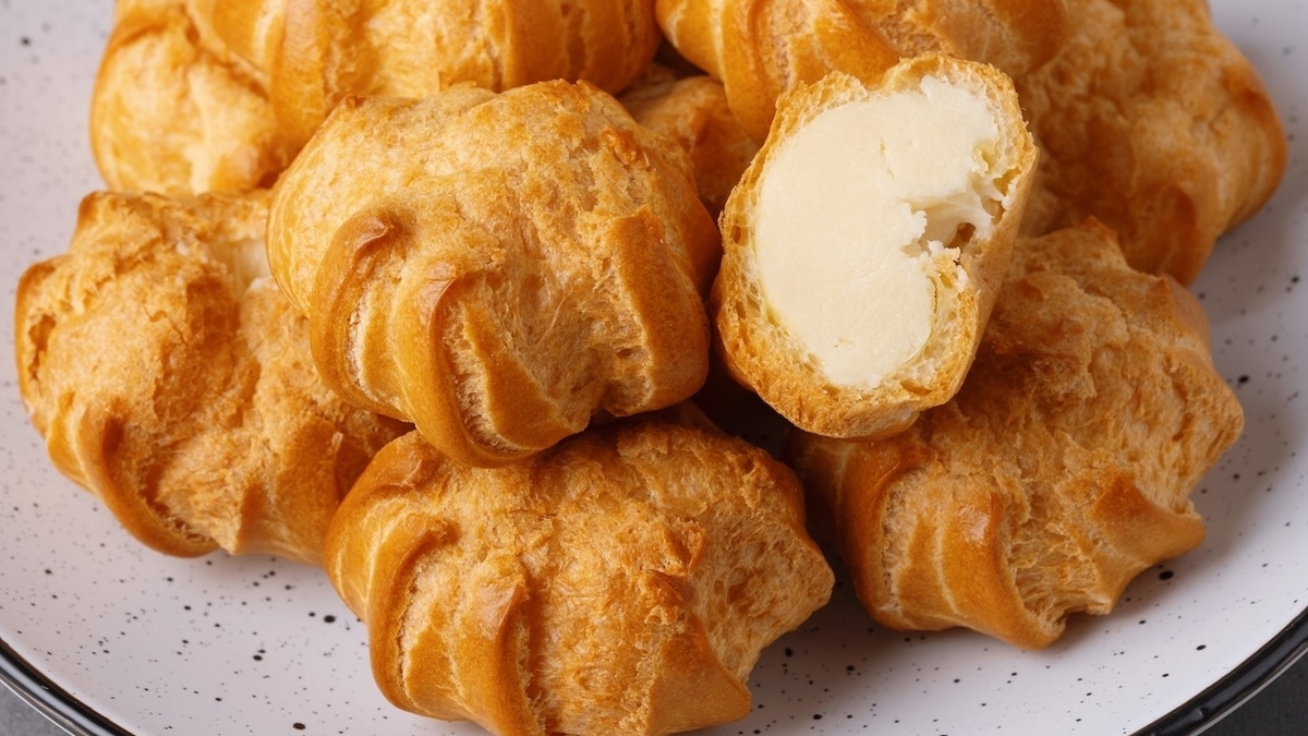 Что такое эклеры, а что — профитроли? Эксперты "Едим Дома" рассказали, как приготовить все из одного теста