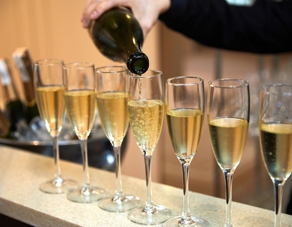 "Есть четкая формула": сколько шампанского можно выпить в Новый год — объяснила диетолог Мухина