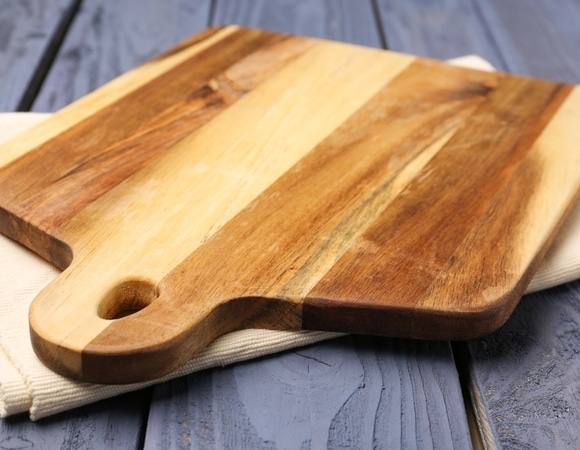 У каждой — свое "но": биотехнолог раскрыла, в чем коварство разделочных досок из разных материалов