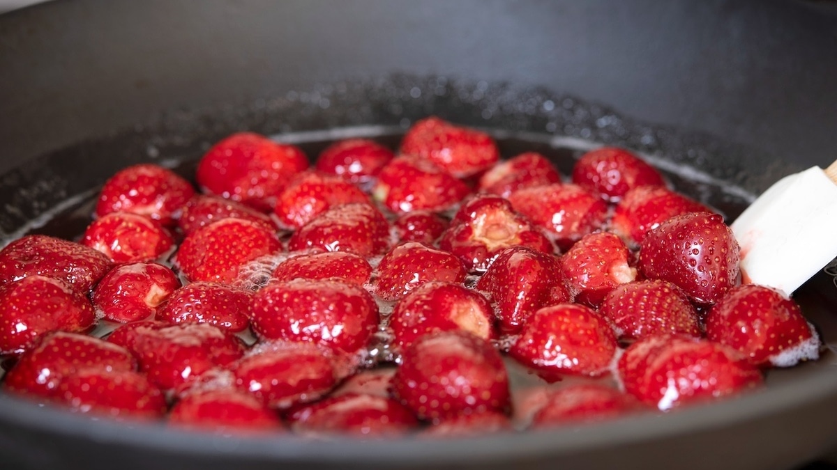 Врач вычислил самую "пестицидную" ягоду и рассказал, что с ней делать