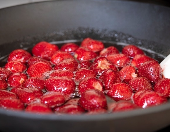 Врач вычислил самую "пестицидную" ягоду и рассказал, что с ней делать