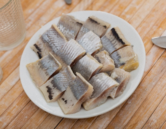 Селедочный ликбез: как выбрать, хранить и подать "королеву праздничного стола"