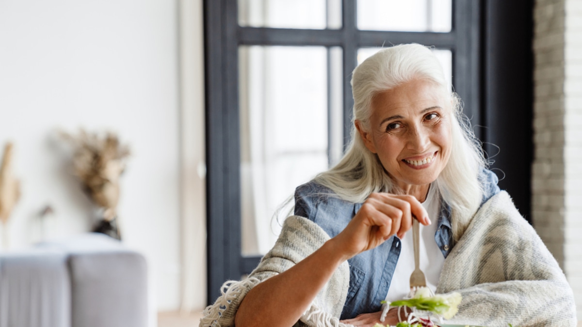 Менопауза может оказывать неожиданный негативный эффект на организм: диетолог перечислила, что добавить в рацион