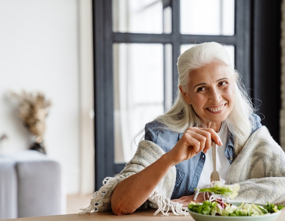 Менопауза может оказывать неожиданный негативный эффект на организм: диетолог перечислила, что добавить в рацион