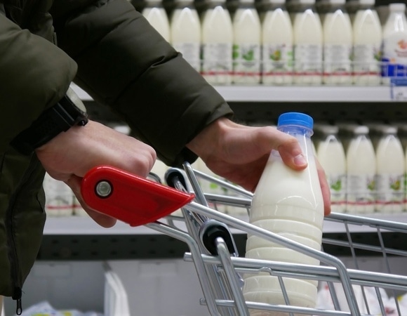 Почему молоко быстро портится — одну ошибку совершают еще в магазине