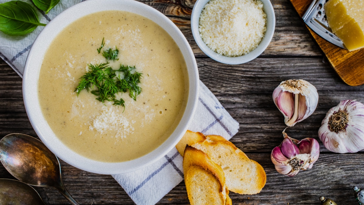 Суп из 40 зубчиков чеснока: идеально для иммунитета в сезон простуд Суп из 40 зубчиков чеснока: идеально для иммунитета в сезон простуд