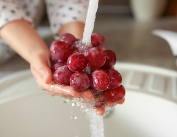Как правильно мыть виноград? Эксперты объяснили главную ошибку, из-за которой ягоды чище не становятся 