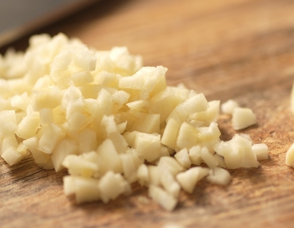 Стало известно, почему после чеснока запах держится целые сутки — и как его убрать? 