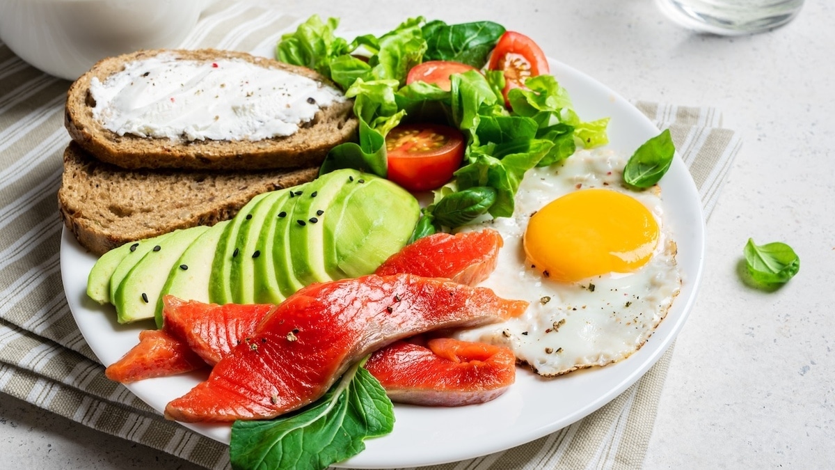 Перечислены 5 продуктов, несовместимых с яйцами — в завтраке их не комбинируем