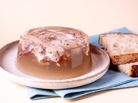 Чистый коллаген, но не обольщайтесь: врач сказала, кому противопоказан любой холодец Чистый коллаген, но не обольщайтесь: врач сказала, кому противопоказан любой холодец