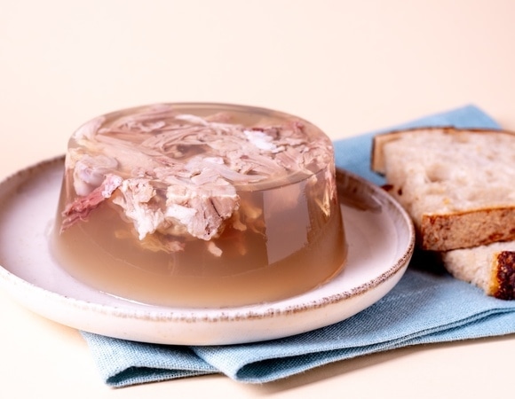 Чистый коллаген, но не обольщайтесь: врач сказала, кому противопоказан любой холодец