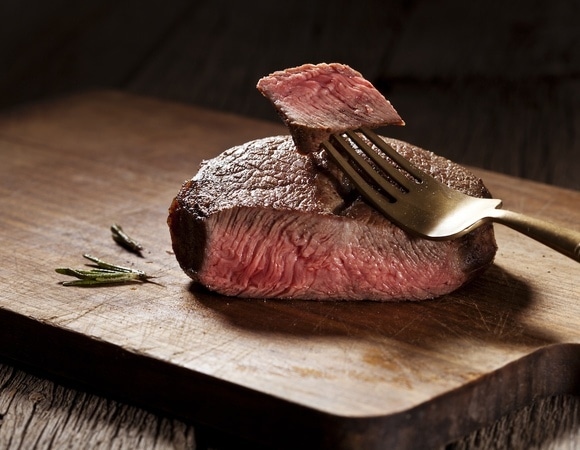 Нутрициолог назвала 5 жиросжигающих продуктов: один из них — красное мясо