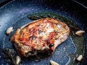 Стало известно, на чем пожарить сочный стейк — не растительное и не сливочное масло Стало известно, на чем пожарить сочный стейк — не растительное и не сливочное масло