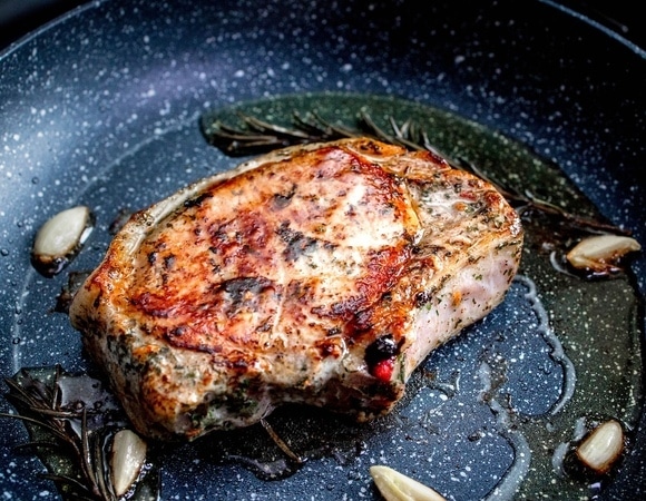 Стало известно, на чем пожарить сочный стейк — не растительное и не сливочное масло