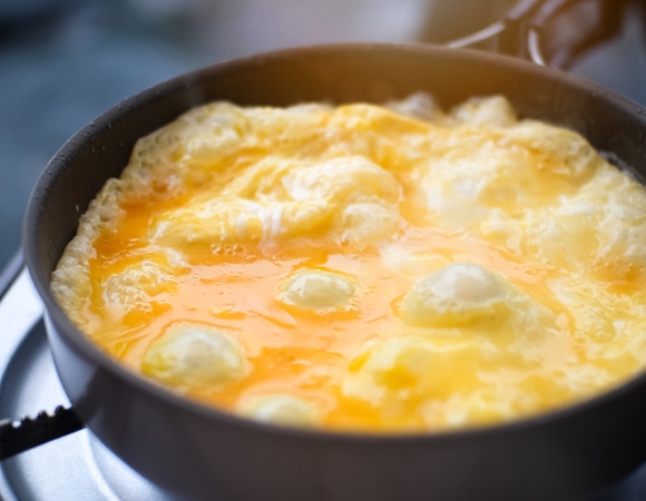 Секреты потрясающей яичницы-болтуньи от шеф-повара: 5 способов сделать блюдо еще лучше