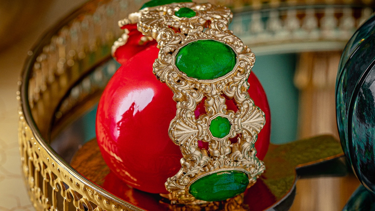 Шоколадный браслет, торт-неваляшка и гигантский шейк — необычные десерты в ресторанах Москвы и Петербурга Шоколадный браслет, торт-неваляшка и гигантский шейк — необычные десерты в ресторанах Москвы и Петербурга