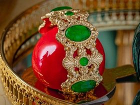 Шоколадный браслет, торт-неваляшка и гигантский шейк — необычные десерты в ресторанах Москвы и Петербурга Шоколадный браслет, торт-неваляшка и гигантский шейк — необычные десерты в ресторанах Москвы и Петербурга