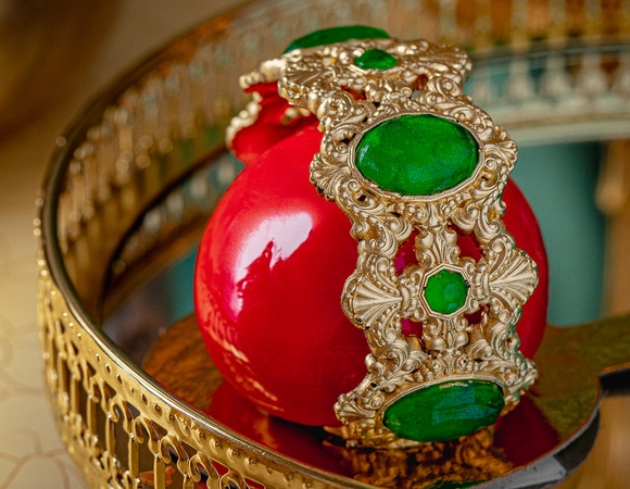 Ссылка на статьюШоколадный браслет, торт-неваляшка и гигантский шейк — необычные десерты в ресторанах Москвы и Петербурга