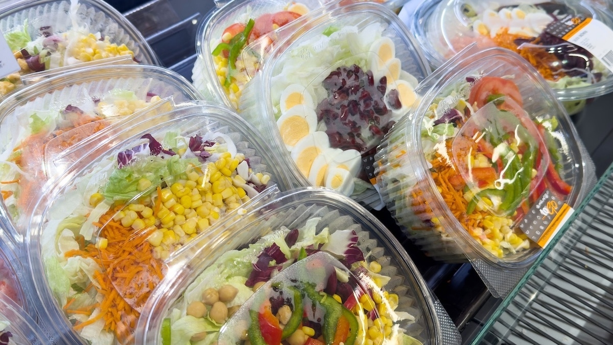 Готовим дома: эксперты объяснили, что опасного в салатах, роллах и горячей выпечке из магазинов