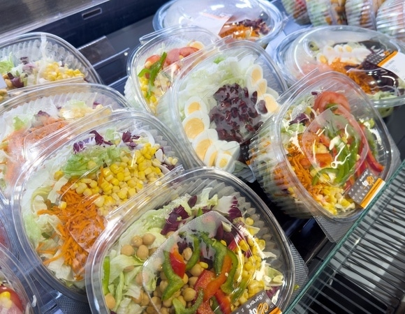 Готовим дома: эксперты объяснили, что опасного в салатах, роллах и горячей выпечке из магазинов