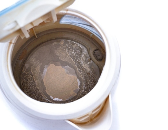 Накипь в чайнике увеличивает расходы на электроэнергию: вот как от нее избавиться