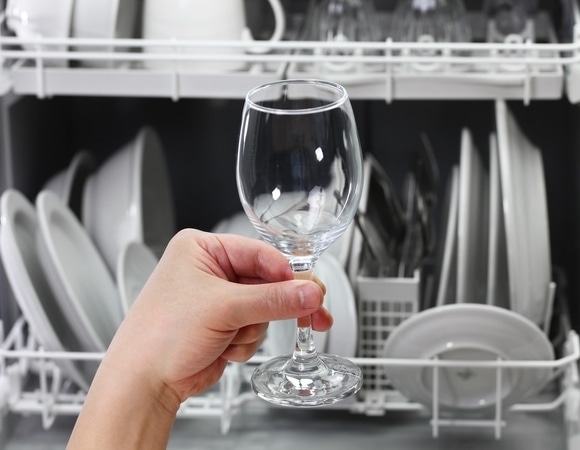 Не выбрасывайте чайные пакетики: стало известно, как с их помощью отмыть "капризную" посуду