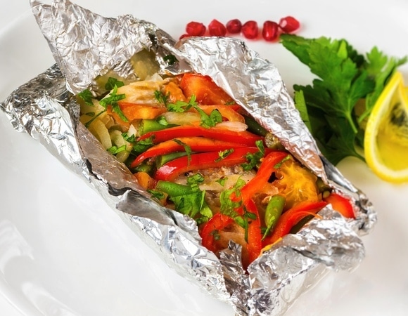 Кулинаров предупредили, какие специи не используют при приготовлении блюд в фольге