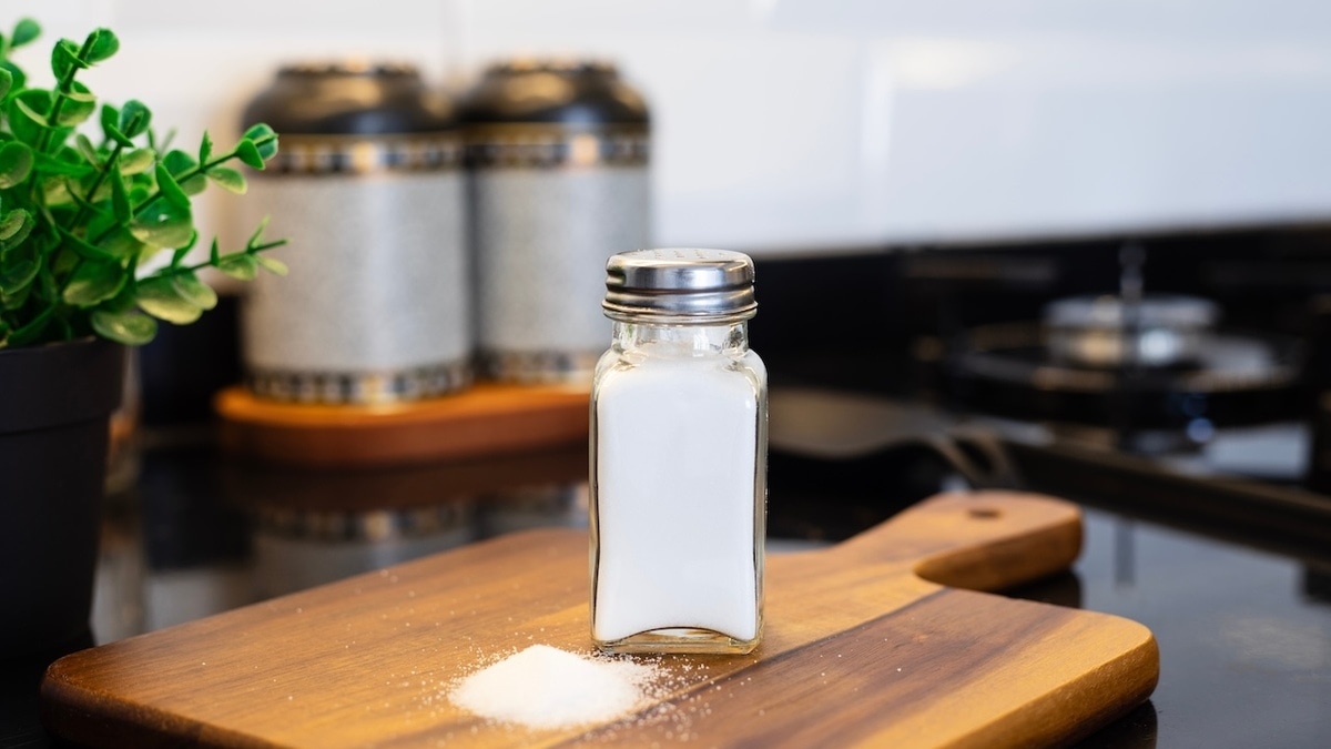 Ученые сообщили, что соль разрушает сосуды даже при нормальном давлении: как снизить риски?