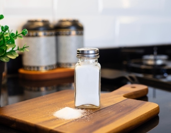 Ученые сообщили, что соль разрушает сосуды даже при нормальном давлении: как снизить риски?