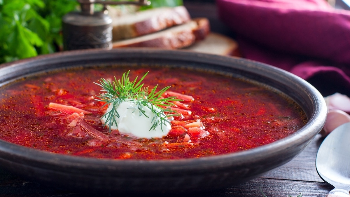 Стало известно, кому нельзя есть борщ — даже без сметаны, хлеба и сала