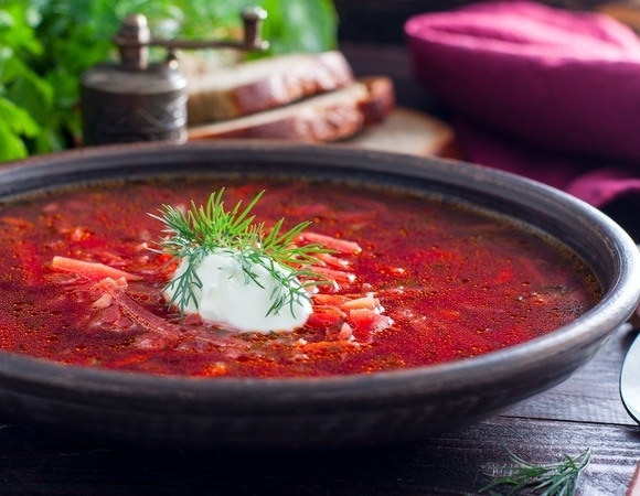 Стало известно, кому нельзя есть борщ — даже без сметаны, хлеба и сала