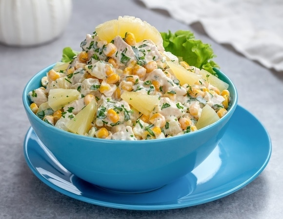 Репетиция Нового года: нашли интересный рецепт салата с курицей и ананасами, но без яиц Репетиция Нового года: нашли интересный рецепт салата с курицей и ананасами, но без яиц