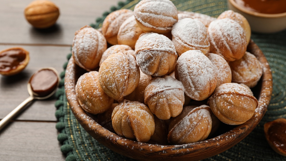 Три десерта из детства: "Картошка", медовик и орешки со сгущенкой — шефы поделились рецептами Три десерта из детства: "Картошка", медовик и орешки со сгущенкой — шефы поделились рецептами