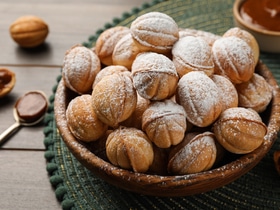 Три десерта из детства: "Картошка", медовик и орешки со сгущенкой — шефы поделились рецептами