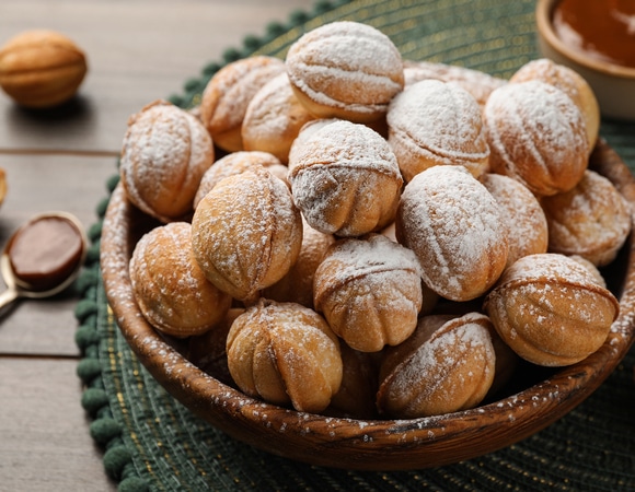 Ссылка на статьюТри десерта из детства: "Картошка", медовик и орешки со сгущенкой — шефы поделились рецептами