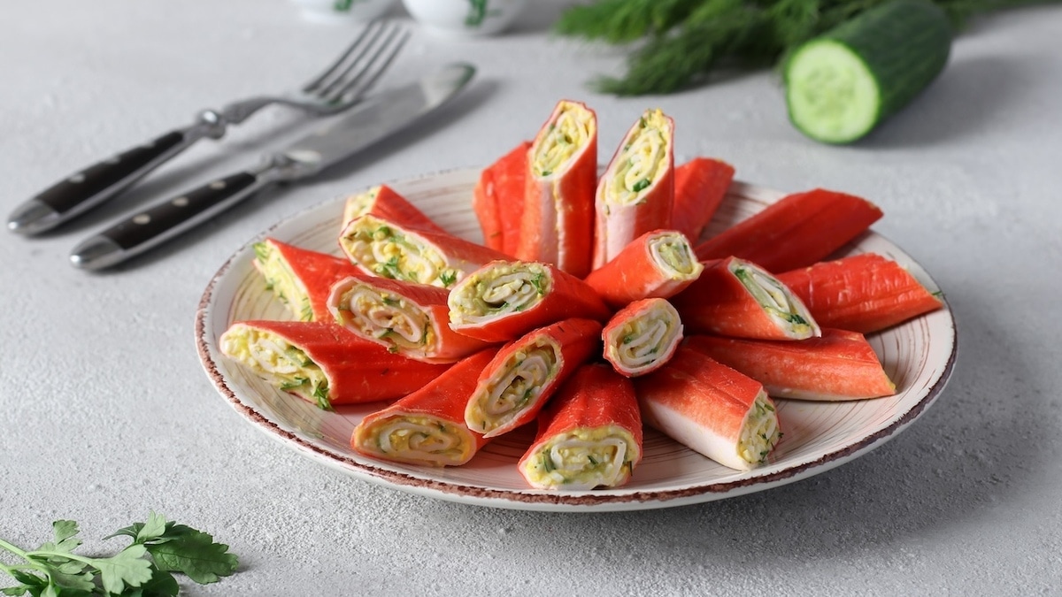 Салат соберет все комплименты: "крабовый" на Новый год можно подать в таком нетривиальном виде