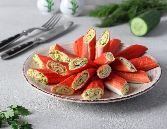 Салат соберет все комплименты: "крабовый" на Новый год можно подать в таком нетривиальном виде