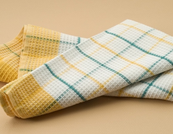 Раз и навсегда разобраться: помогут ли таблетки для посудомойки убрать и пятна, и запах с кухонных полотенец? 