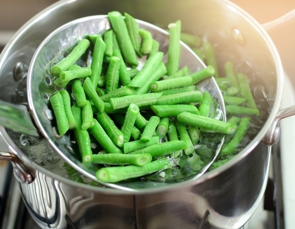 Горячая или холодная? Шеф объяснила, в какой воде варить овощи, чтобы они не "рассыпались"