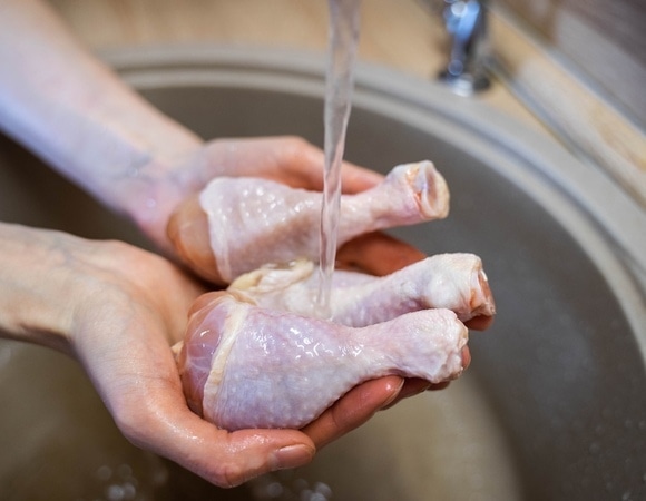 Ученые поставили точку: нужно ли мыть курицу перед приготовлением или нет