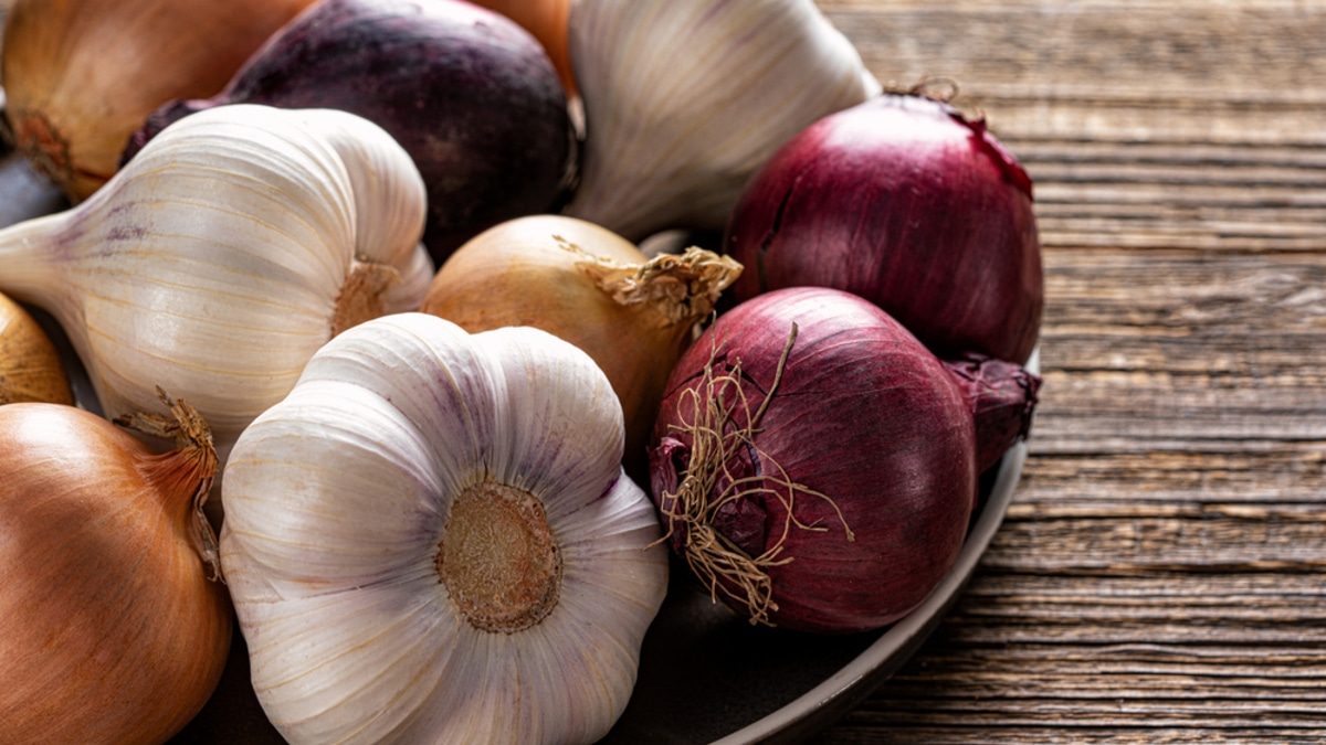 От чего лечат лук и чеснок, как их нужно есть и правила употребления при противопоказаниях: врачи передачи "О самом главном" провели ликбез