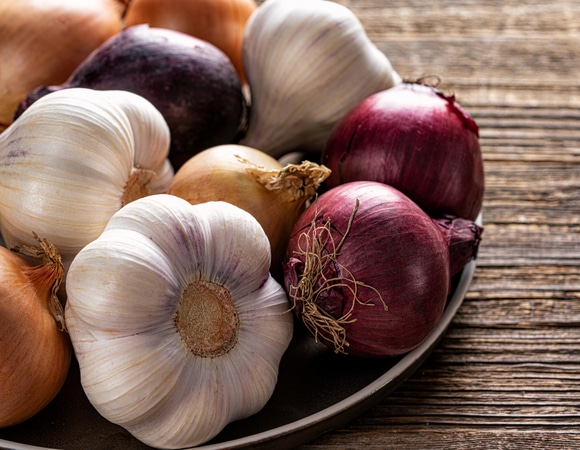 От чего лечат лук и чеснок, как их нужно есть и правила употребления при противопоказаниях: врачи передачи "О самом главном" провели ликбез