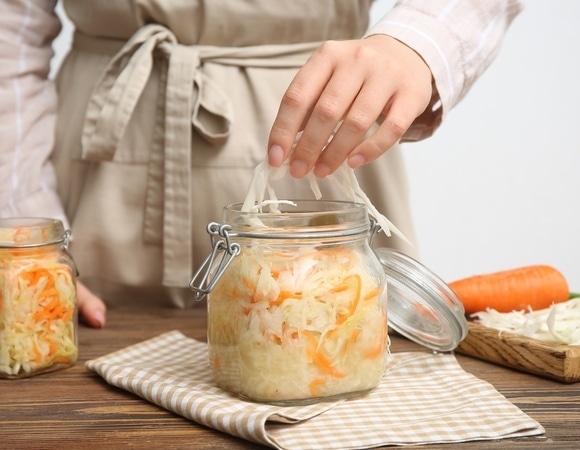 Добавлять ли сахар в квашеную капусту? Вот когда это допустимо и когда запрещено