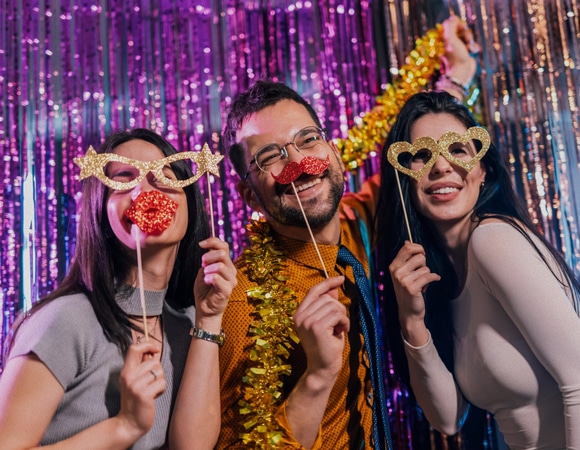 Гид по незабываемой новогодней вечеринке дома: идеи, форматы, атмосфера