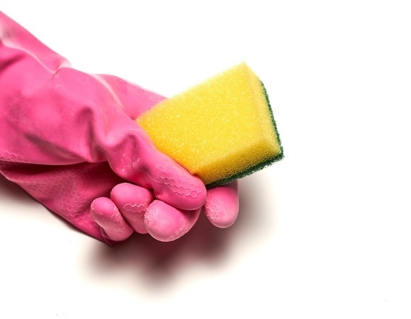 Самый грязный предмет на кухне: эксперты сказали, как защитить посудные губки от бактерий, а себя — от болезней