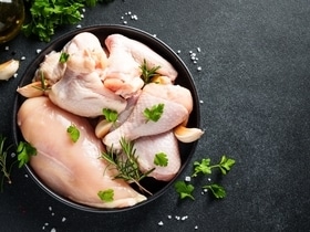 Антибиотики, красители и многое другое: эксперты разобрали основные опасения россиян по поводу магазинной курицы