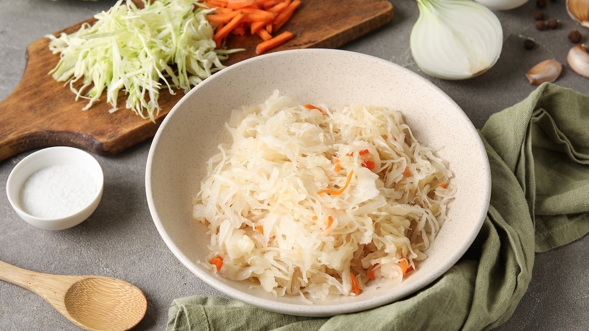 Укрепляет иммунитет, но подходит не всем: диетолог объяснила, кому нельзя квашеную капусту