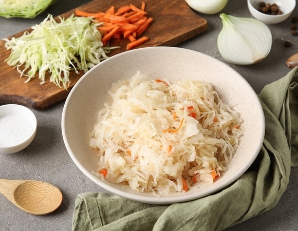 Укрепляет иммунитет, но подходит не всем: диетолог объяснила, кому нельзя квашеную капусту