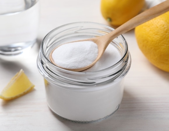 Уксус, но не с содой: из простых продуктов можно приготовить раствор, заменяющий половину бытовой химии